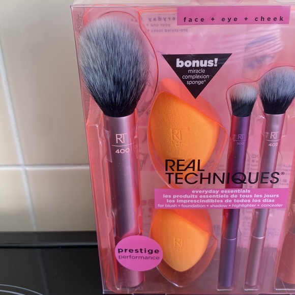 Real Techniques Everyday Essentials Plus Pack - Picture 2 of 4